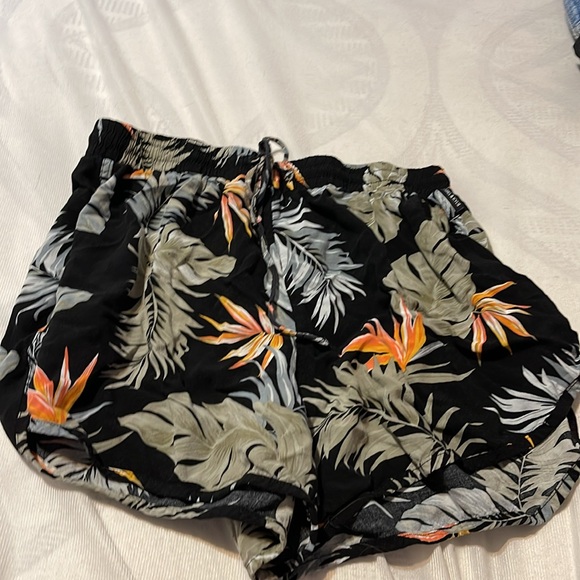 Kendall and Kylie Floral Shorts - Picture 2 of 4